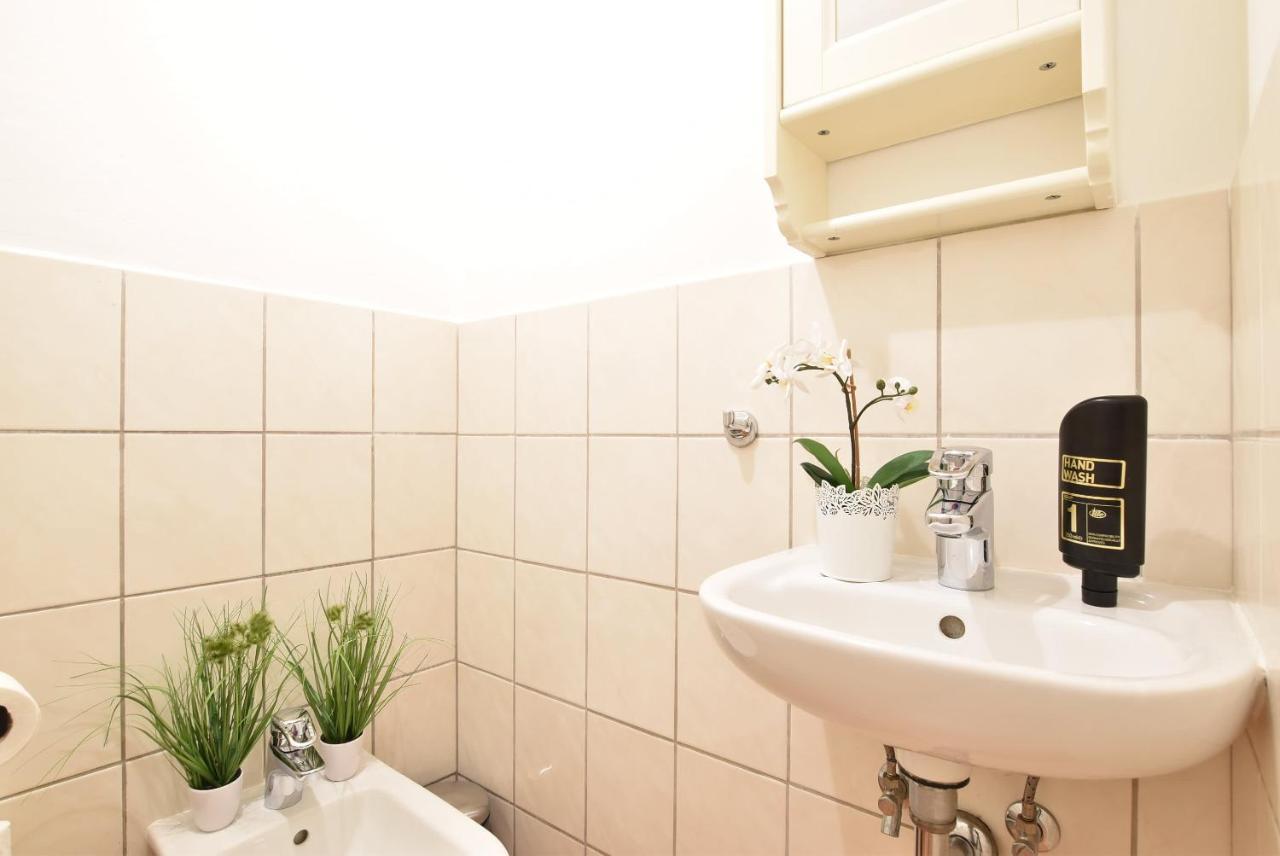Riesiges Zentrales Apartment Mit Parkplatz Innsbruck Kültér fotó